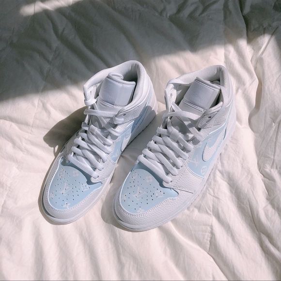 Custom painted Air jordan 1 mid - Picture 3 of 4